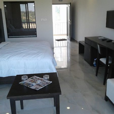The Meera Hotel Derol Dış mekan fotoğraf