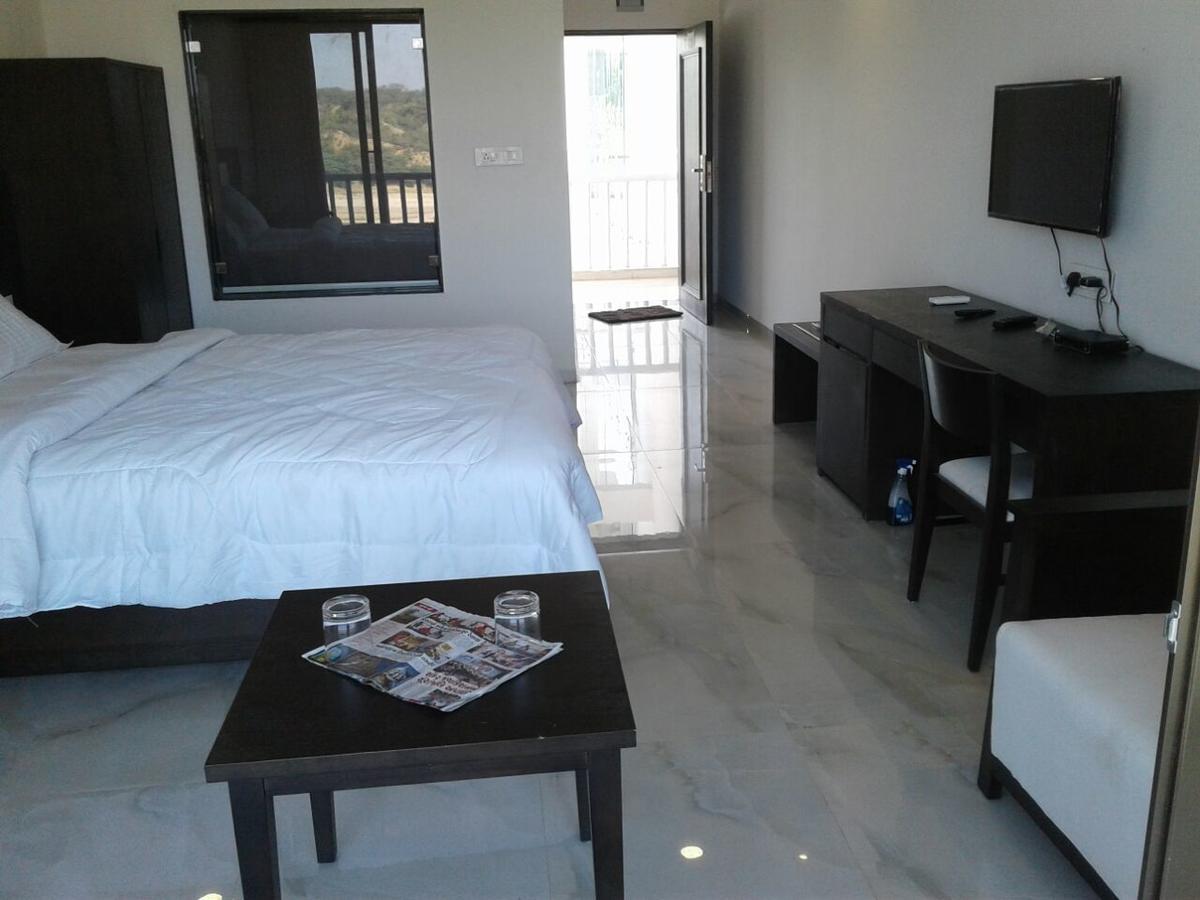 The Meera Hotel Derol Dış mekan fotoğraf