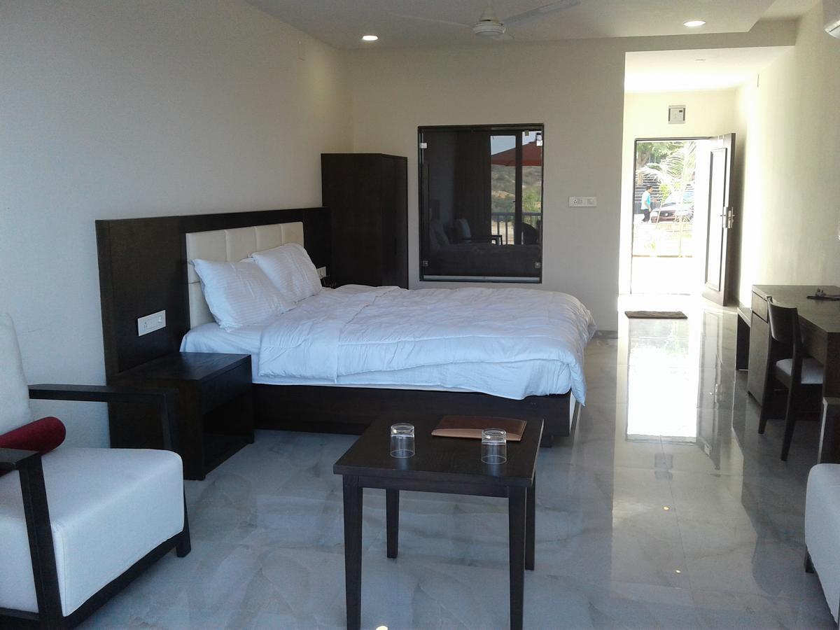 The Meera Hotel Derol Dış mekan fotoğraf